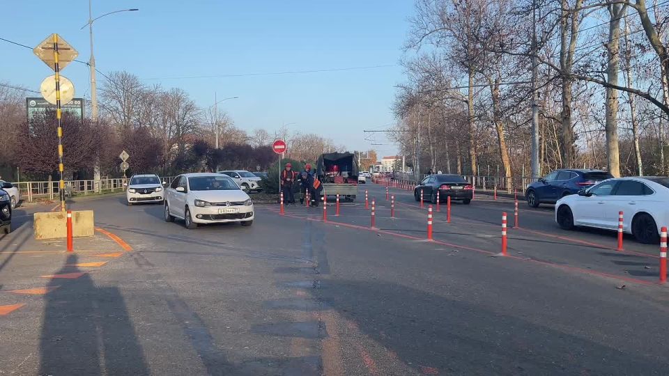В Краснодаре регулируют движение из-за перекрытия Фадеевского путепровода
