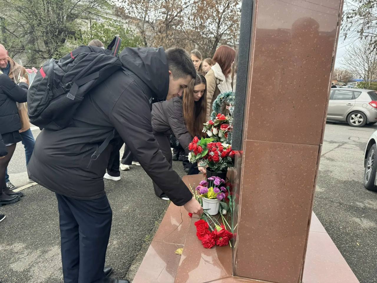 В День Героев Отечества краснодарские полицейские со школьниками возложили цветы к памятнику Степана Передерия В День Героев Отечества краснодарские полицейские со школьниками возложили цветы к памятнику Степана Передерия