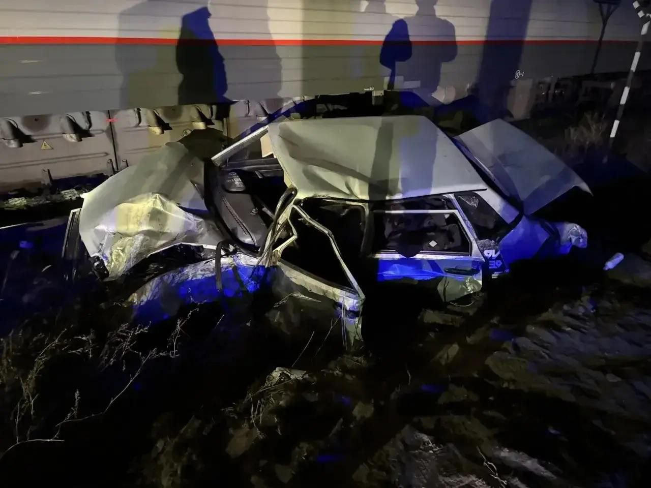 Пассажирский поезд Адлер – Санкт-Петербург снес легковушку Пассажирский поезд Адлер – Санкт-Петербург снес легковушку