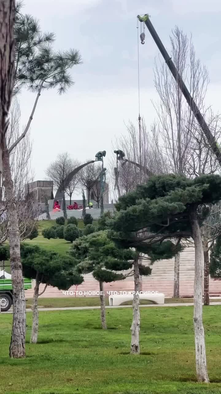 Статуи спасают друг друга: новый арт-объект устанавливают в парке «Краснодар»
