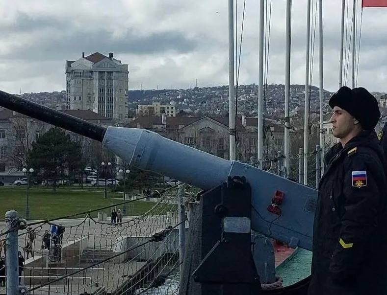 Андрей Кравченко: С борта корабля боевой славы Военно-морского флота крейсера «Михаил Кутузов» произведен «Выстрел памяти», посвященный Дню Героев Отечества