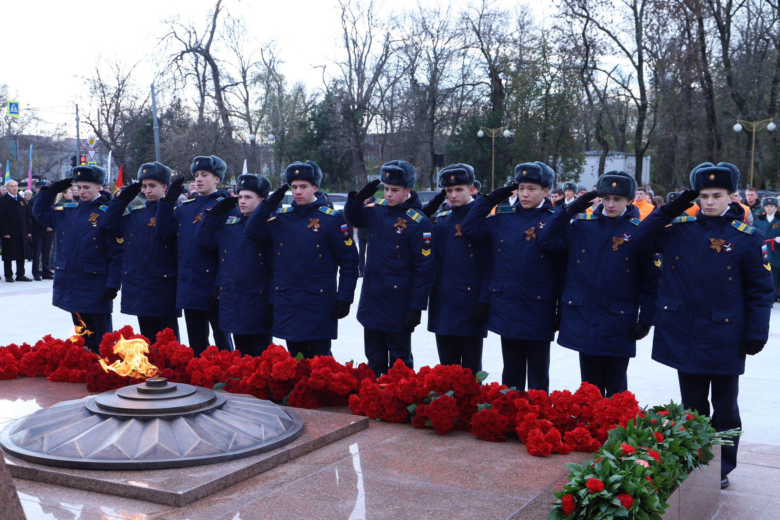 Сегодня в День Героев Отечества Губернатор края Вениамин Кондратьев и председатель ЗСК Юрий Бурлачко приняли участие в открытии мемориала «Воинам Отечества – Героям России» в новом сквере краевой столицы Сегодня в День Героев Отечества Губернатор края Вениамин Кондратьев и председатель ЗСК Юрий Бурлачко приняли участие в открытии мемориала «Воинам Отечества – Героям России» в новом сквере краевой столицы