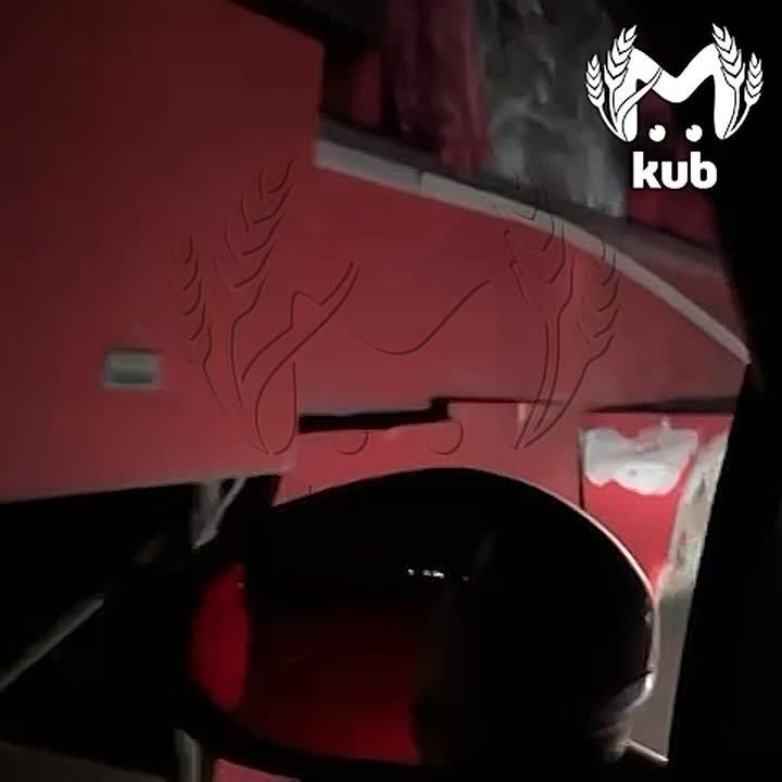 Это — поврежденный обломками БПЛА автобус, который ехал по трассе между Армавиром и Отрадной