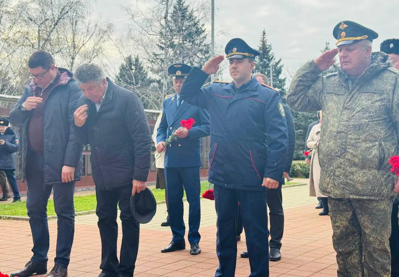В Краснодарском крае офицеры следственного управления СКР приняли участие в мероприятиях, посвященных празднованию Дня Героев Отечества В Краснодарском крае офицеры следственного управления СКР приняли участие в мероприятиях, посвященных празднованию Дня Героев Отечества