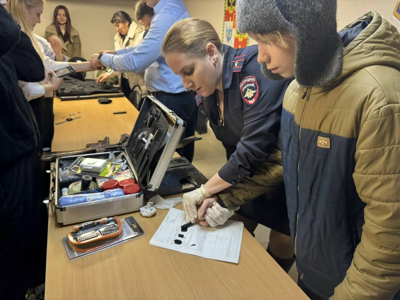 В День Героев Отечества краснодарские полицейские со школьниками возложили цветы к памятнику Степана Передерия В День Героев Отечества краснодарские полицейские со школьниками возложили цветы к памятнику Степана Передерия