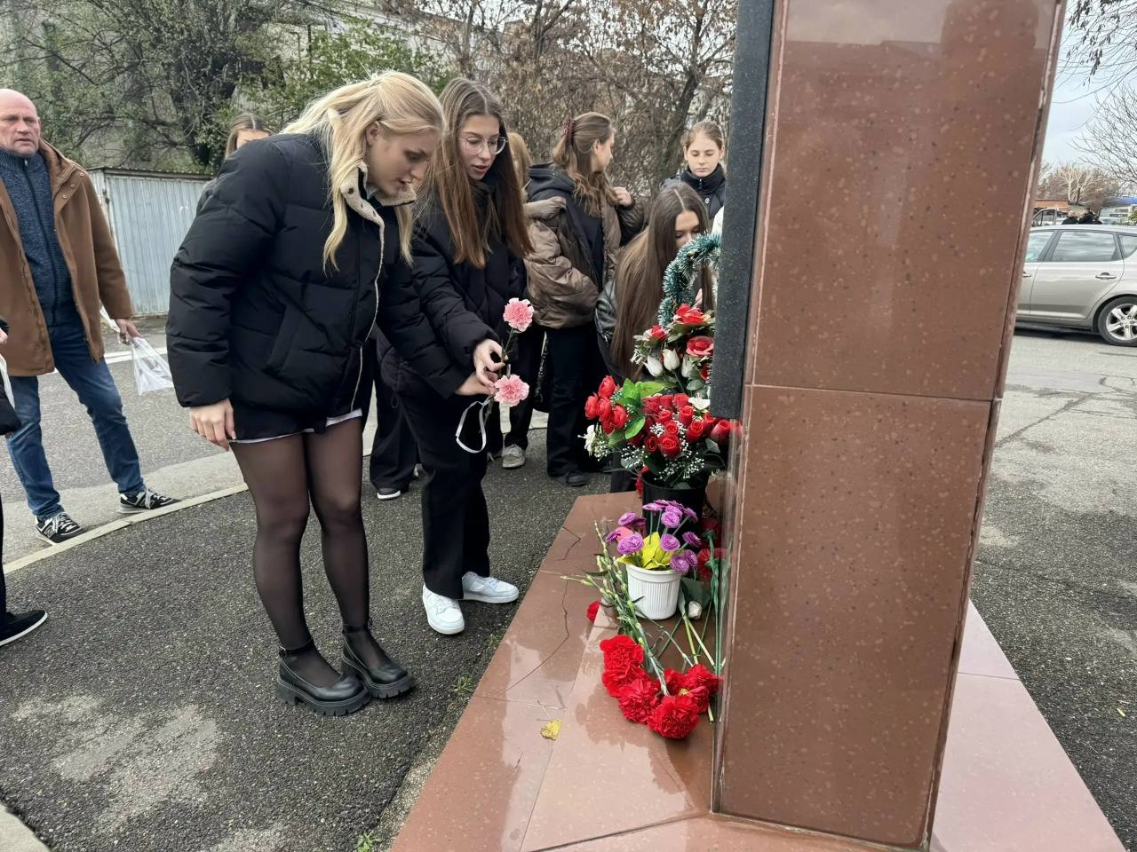 В День Героев Отечества краснодарские полицейские со школьниками возложили цветы к памятнику Степана Передерия В День Героев Отечества краснодарские полицейские со школьниками возложили цветы к памятнику Степана Передерия