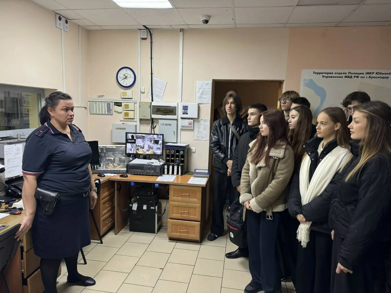 В День Героев Отечества краснодарские полицейские со школьниками возложили цветы к памятнику Степана Передерия В День Героев Отечества краснодарские полицейские со школьниками возложили цветы к памятнику Степана Передерия