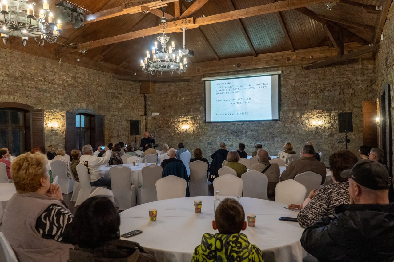О событиях Нового времени (XVI-XIX века) рассказал краевед Роман Талдыкин на очередной лекции исторического клуба «Хроники Абрау» О событиях Нового времени (XVI-XIX века) рассказал краевед Роман Талдыкин на очередной лекции исторического клуба «Хроники Абрау»