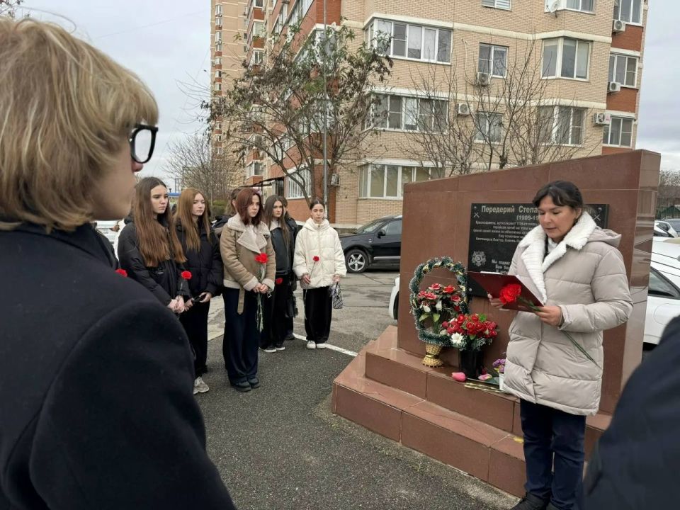 В День Героев Отечества краснодарские полицейские со школьниками возложили цветы к памятнику Степана Передерия
