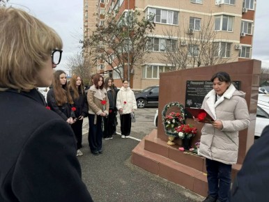 В День Героев Отечества краснодарские полицейские со школьниками возложили цветы к памятнику Степана Передерия