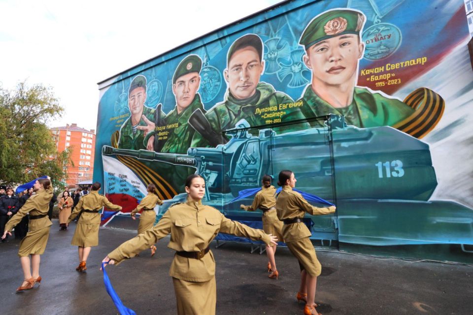 В Анапском индустриальном техникуме открыли мурал, посвященный героям СВО