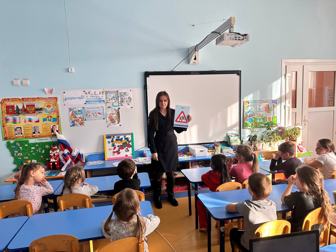 Сотрудники Госавтоинспекции Успенского района побывали в гостях у воспитанников детских садов, где дошколятам напомнили о безопасном поведении на дороге Сотрудники Госавтоинспекции Успенского района побывали в гостях у воспитанников детских садов, где дошколятам напомнили о безопасном поведении на дороге