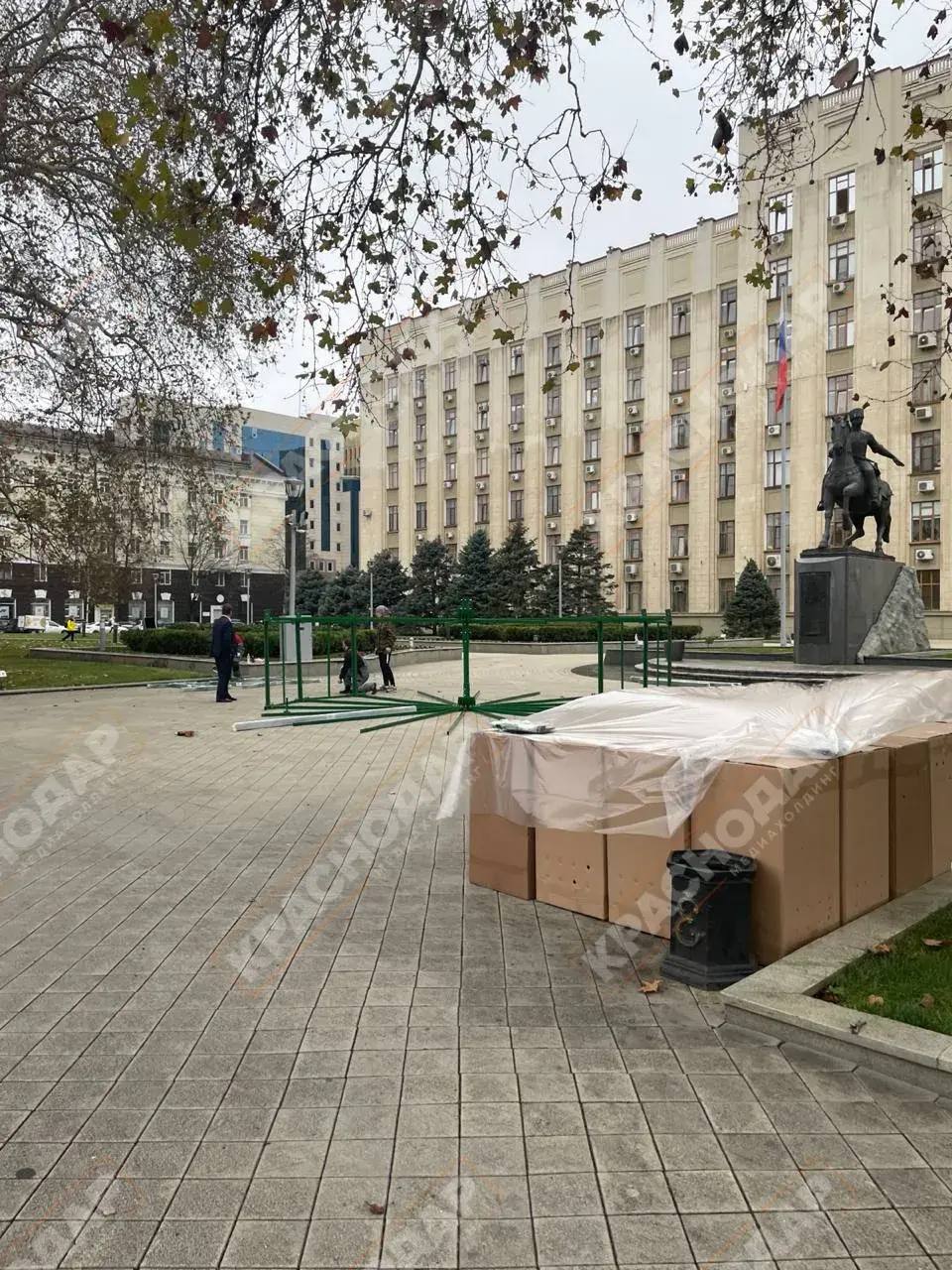 Елку начали устанавливать у администрации Краснодарского края Елку начали устанавливать у администрации Краснодарского края