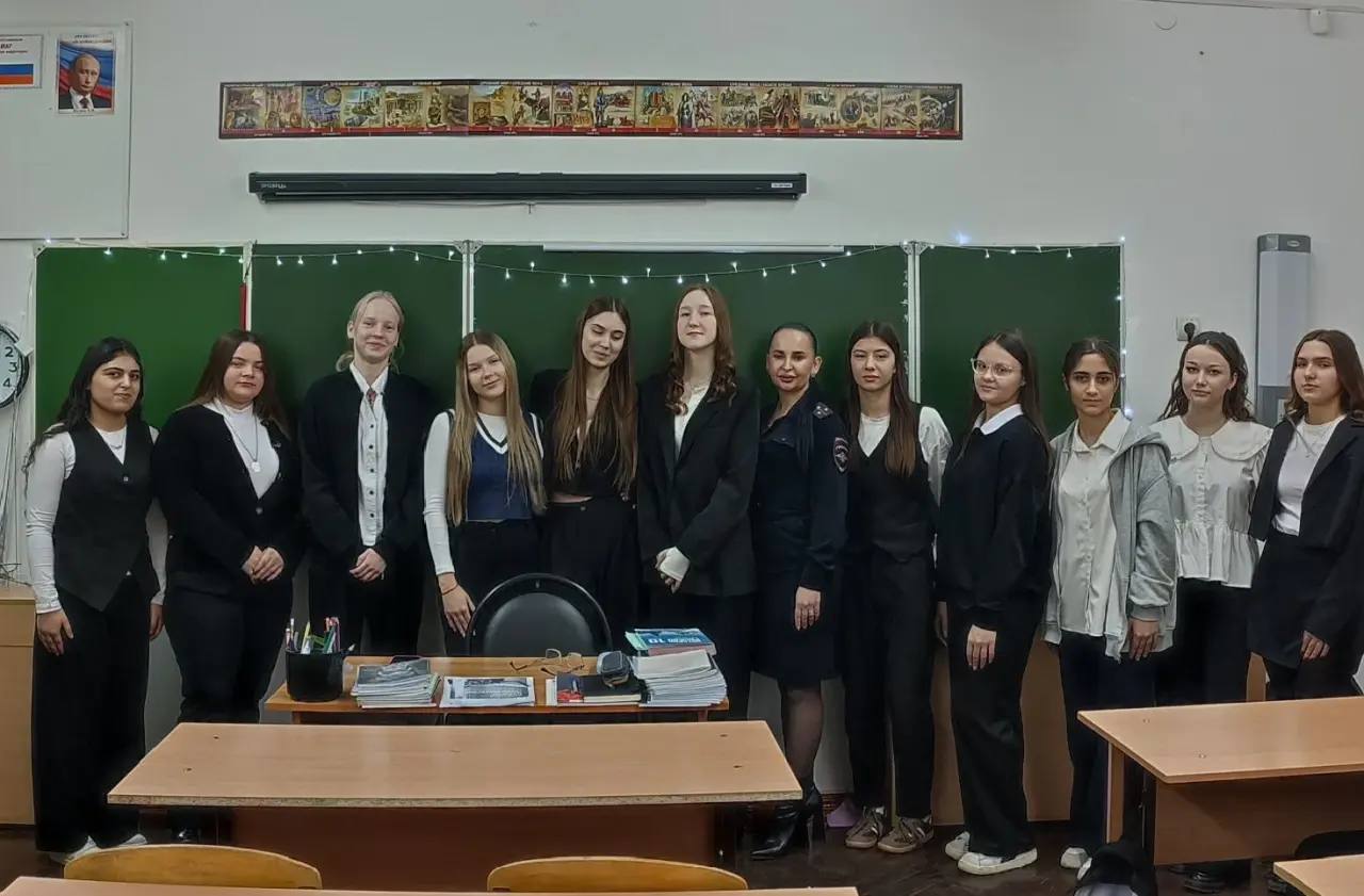 Сотрудники Госавтоинспекции Ленинградского района в рамках "Недели правового информирования" встретились с учениками 10 класса школы №10