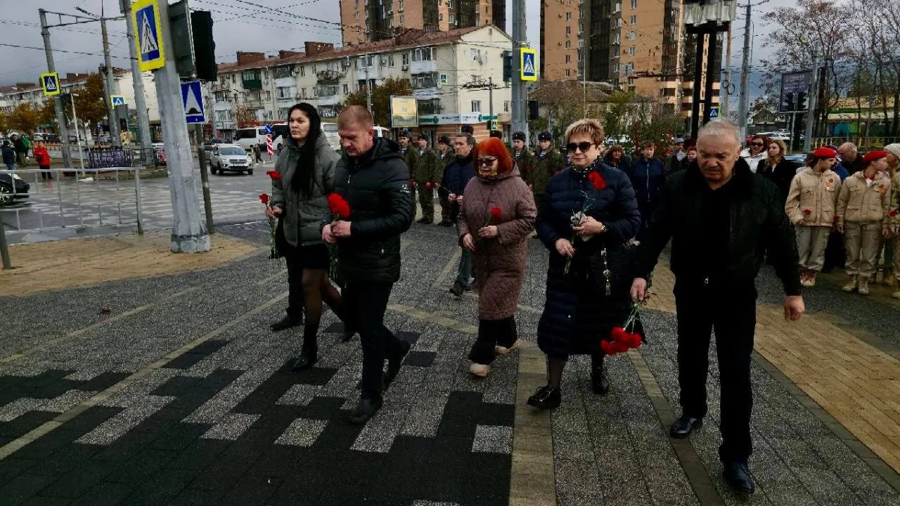 В честь Дня Героев Отечества в Новороссийске прошли памятные мероприятия и возложения цветов к памятникам военной истории В честь Дня Героев Отечества в Новороссийске прошли памятные мероприятия и возложения цветов к памятникам военной истории