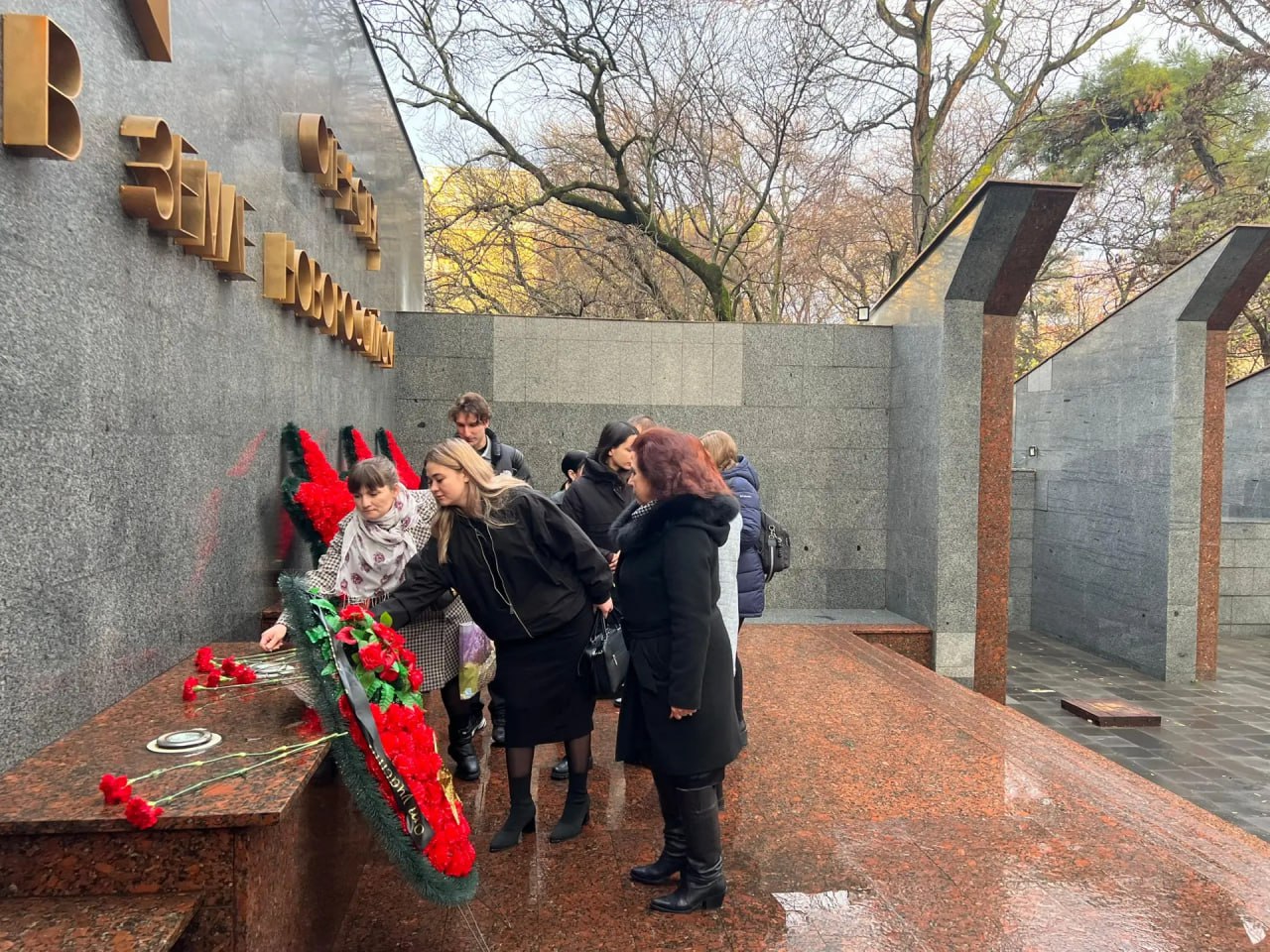 В честь Дня Героев Отечества в Новороссийске прошли памятные мероприятия и возложения цветов к памятникам военной истории В честь Дня Героев Отечества в Новороссийске прошли памятные мероприятия и возложения цветов к памятникам военной истории