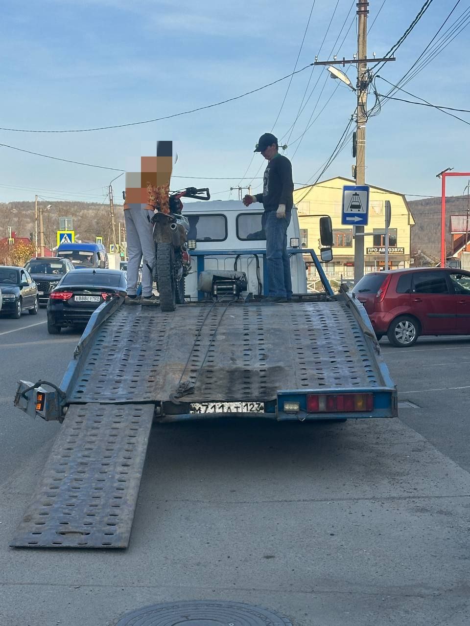 В Апшеронском районе сотрудники Госавтоинспекции совместно с инспекторами по делам несовершеннолетних продолжают исключать из участия в дорожном движении несовершеннолетних водителей мототранспорта В Апшеронском районе сотрудники Госавтоинспекции совместно с инспекторами по делам несовершеннолетних продолжают исключать из участия в дорожном движении несовершеннолетних водителей мототранспорта