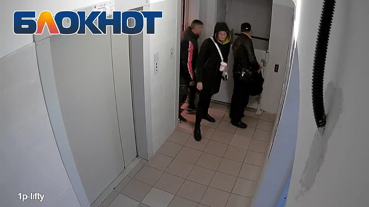 Скрытный вонючка. В подъезде краснодарской многоэтажки образовалась дурнопахнущая лужа