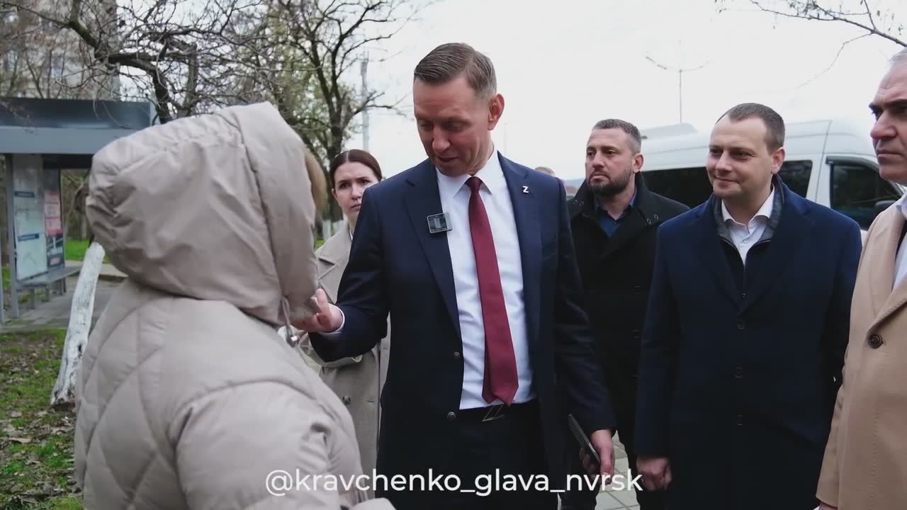 Андрей Кравченко: На объезде Приморского внутригородского района, как и обещал ранее, встретился с жителями многоквартирного дома №168 по улице Видова, чей вопрос прозвучал на «Прямой линии» Губернатора Кубани Вениамина...