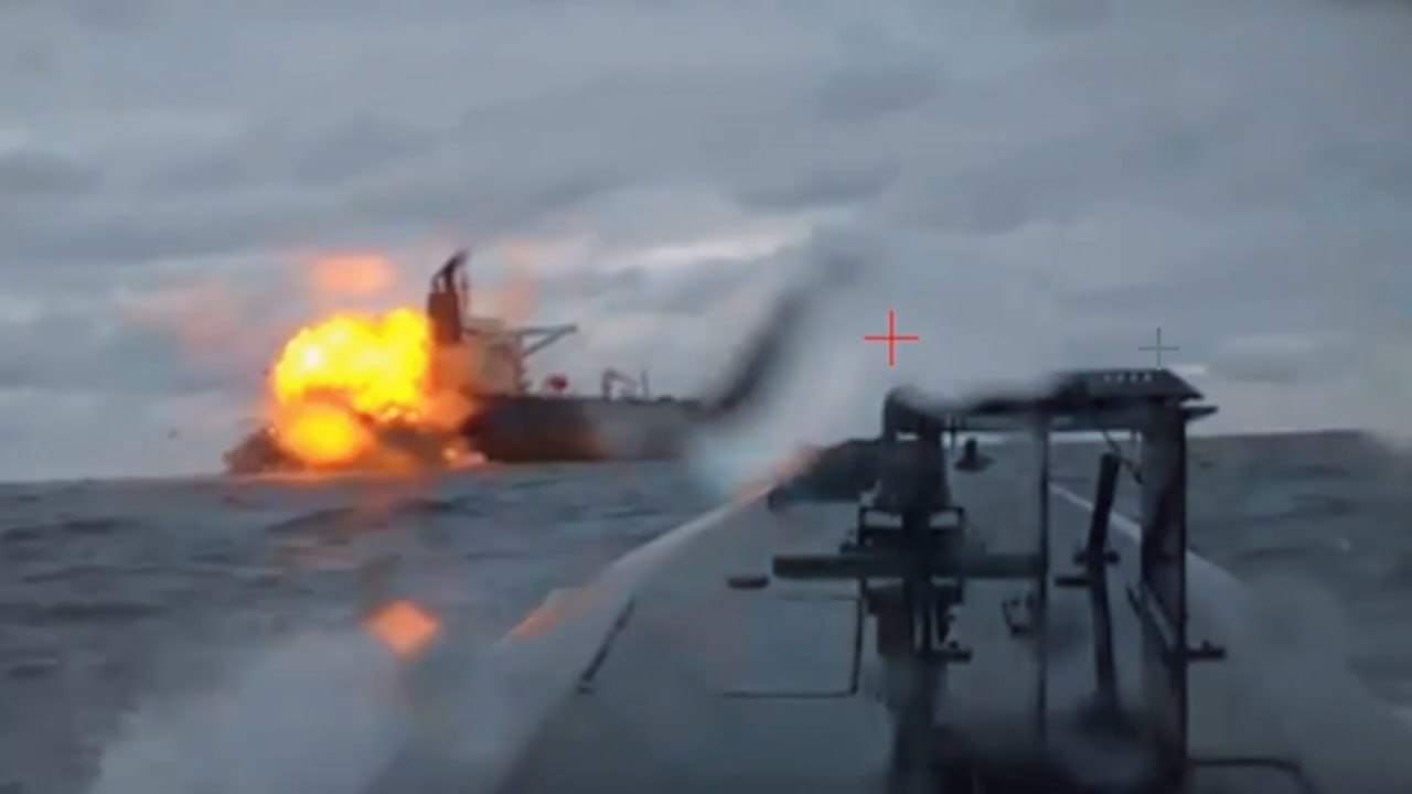 Видео ударов БЭК СБУ по нефтяному танкеру Dashan в Черном море, следовавшему под флагом Гамбии в порт Новороссийска Видео ударов БЭК СБУ по нефтяному танкеру Dashan в Черном море, следовавшему под флагом Гамбии в порт Новороссийска