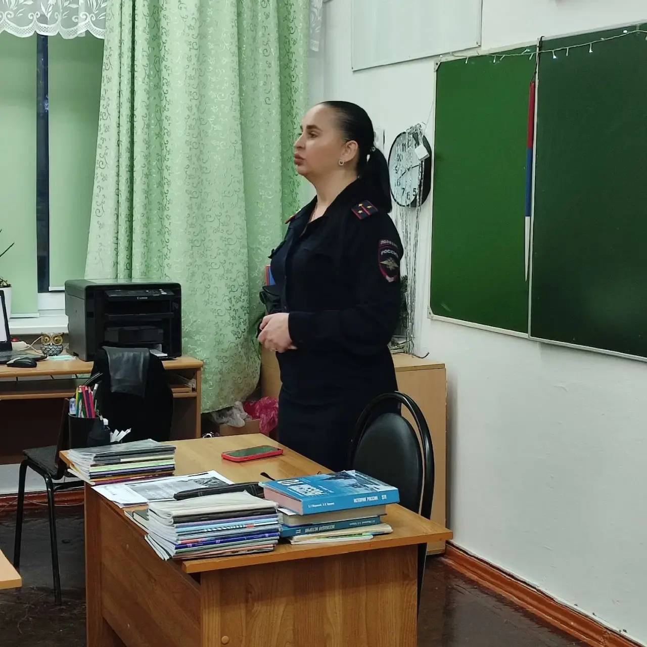 Сотрудники Госавтоинспекции Ленинградского района в рамках "Недели правового информирования" встретились с учениками 10 класса школы №10 Сотрудники Госавтоинспекции Ленинградского района в рамках "Недели правового информирования" встретились с учениками 10 класса школы №10