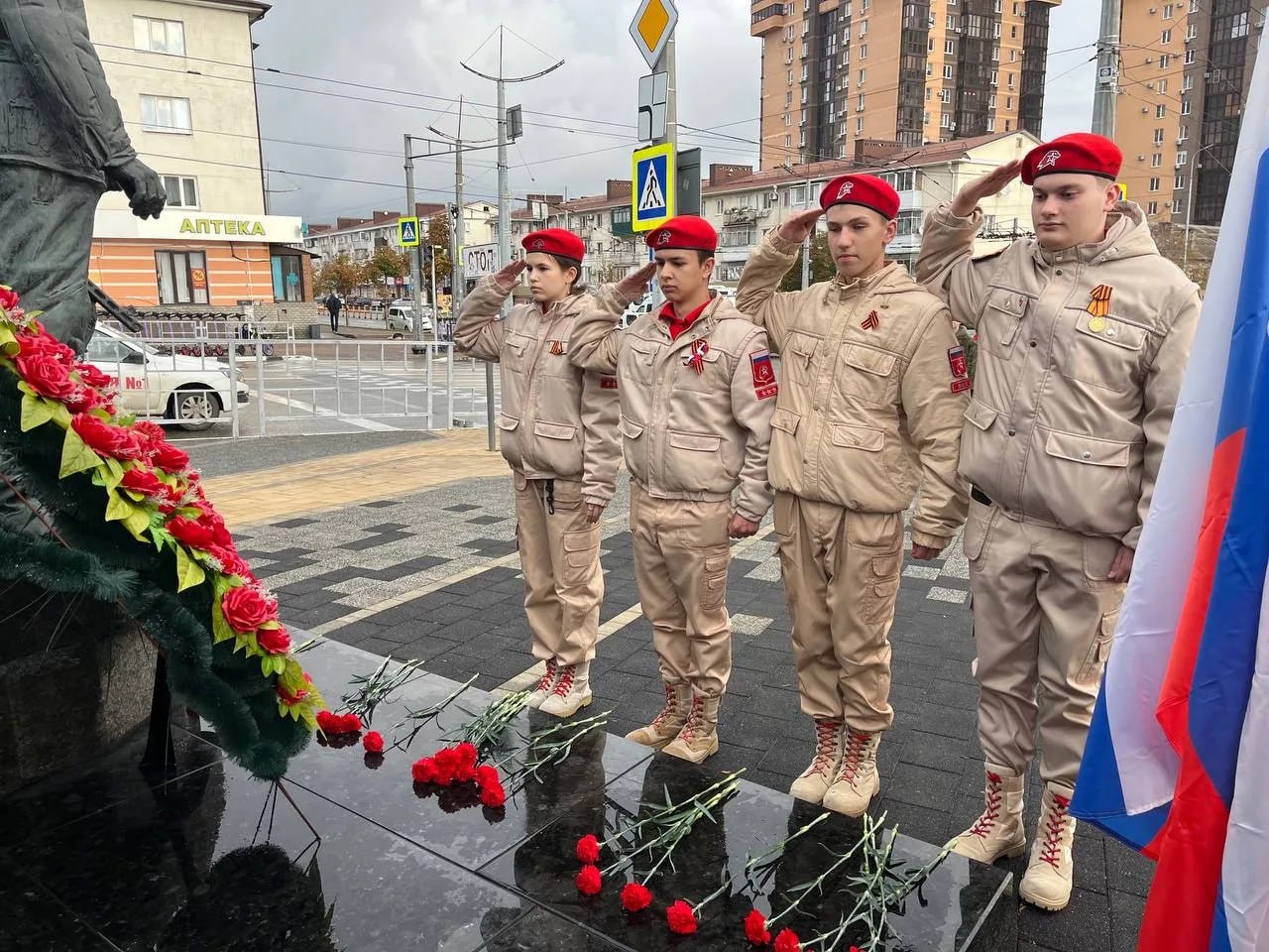 В честь Дня Героев Отечества в Новороссийске прошли памятные мероприятия и возложения цветов к памятникам военной истории В честь Дня Героев Отечества в Новороссийске прошли памятные мероприятия и возложения цветов к памятникам военной истории