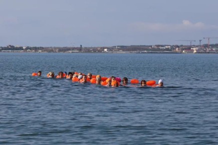 В Геленджике купаются в море в декабре — с удовольствием!