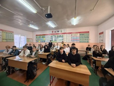 В Крымском районе сотрудники Госавтоинспекции, комиссии по делам несовершеннолетних и отдела по делам молодежи встретились со старшеклассниками школы поселка Саук-Дере