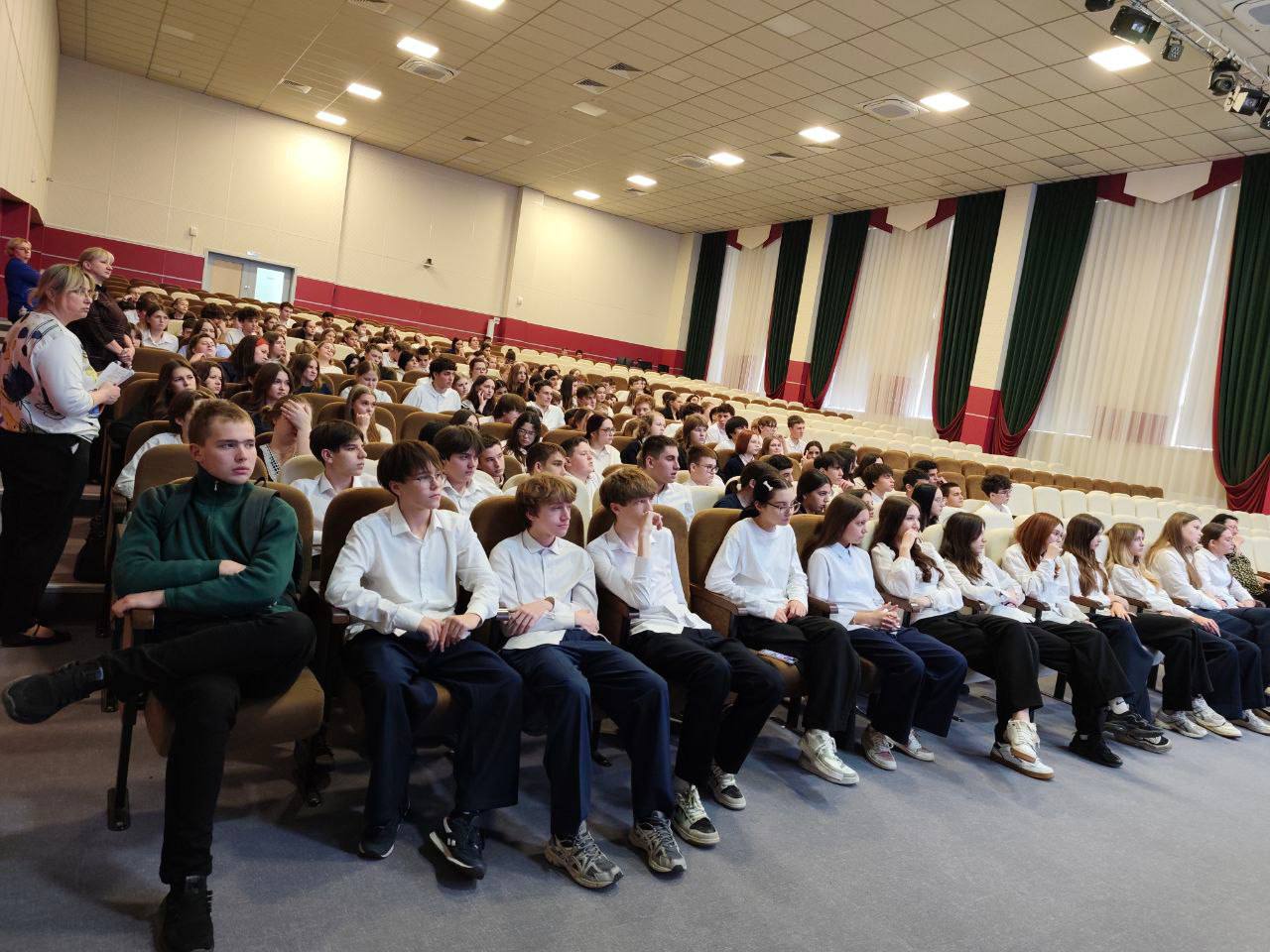 Сотрудники Госавтоинспекции г. Краснодара провели масштабное профилактическое мероприятие в МАОУ СОШ №108 Сотрудники Госавтоинспекции г. Краснодара провели масштабное профилактическое мероприятие в МАОУ СОШ №108