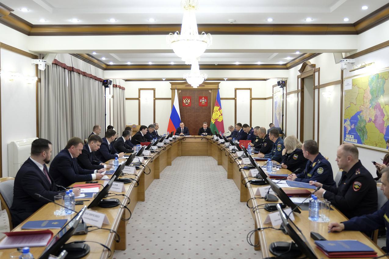 Губернатор Краснодарского края Вениамин Кондратьев и начальник регионального Управления ФСБ РФ Леонид Михайлюк провели совместное заседание координационного совещания по обеспечению правопорядка, Антитеррористической...