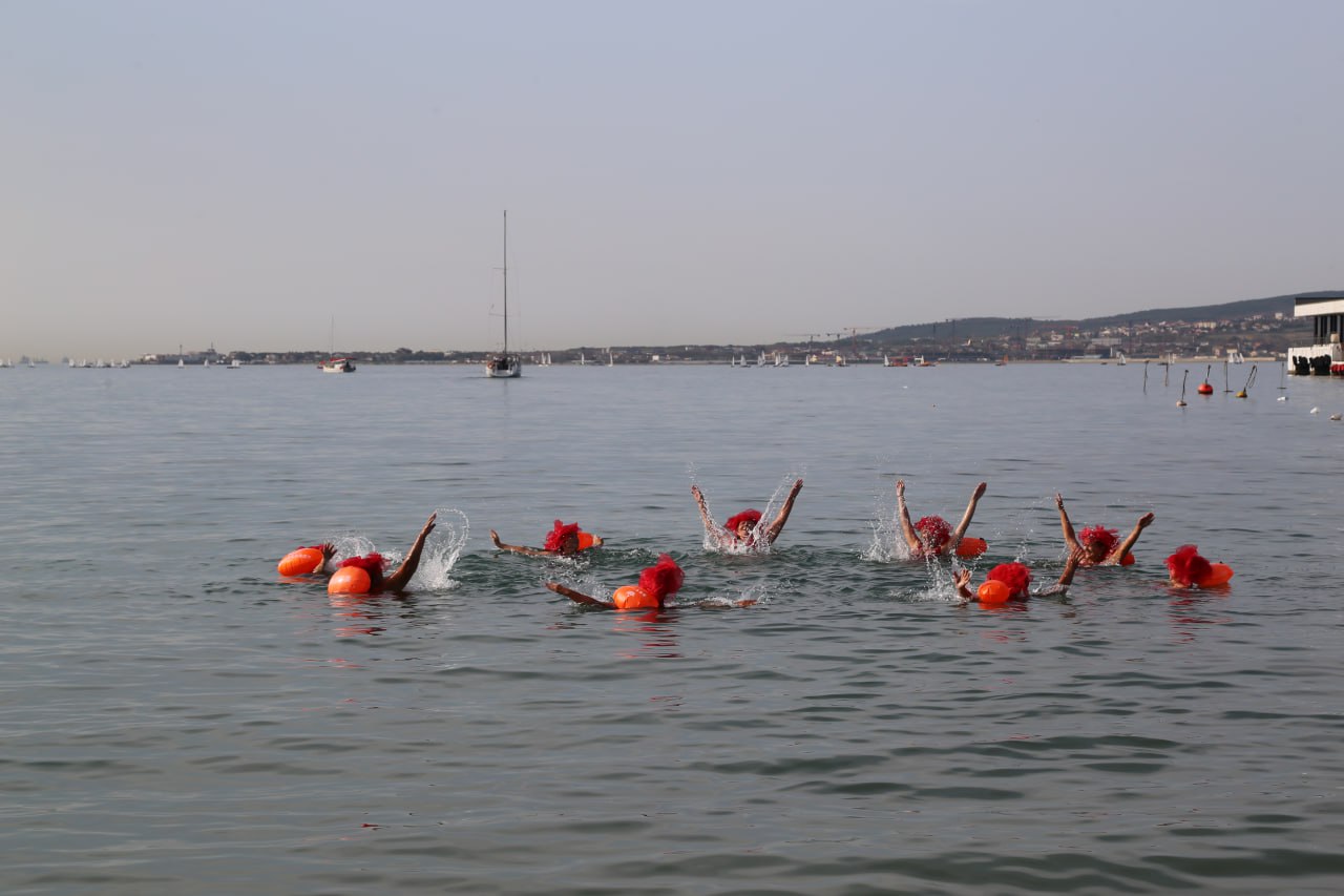 В Геленджике купаются в море в декабре — с удовольствием! В Геленджике купаются в море в декабре — с удовольствием!