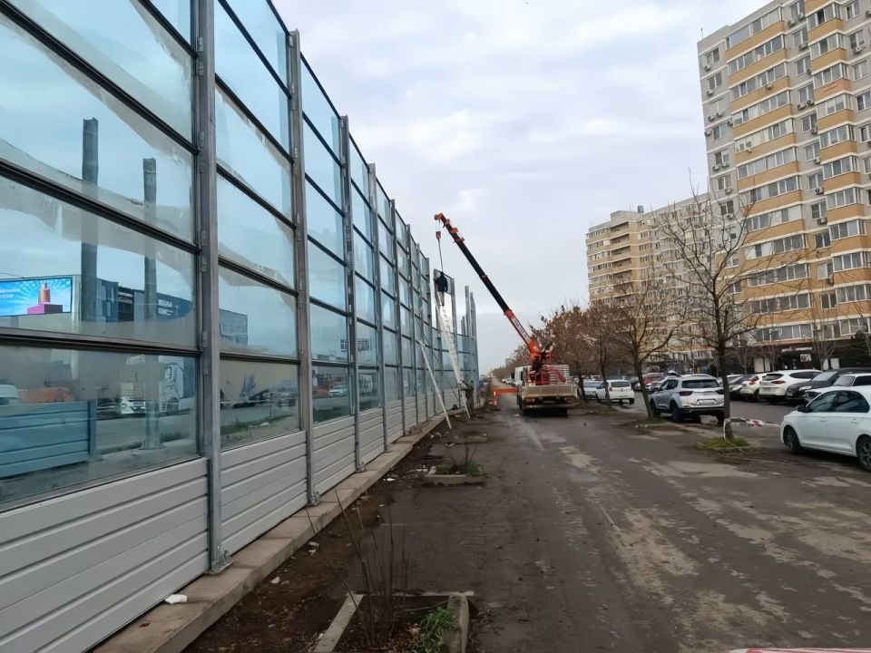 Специальные шумозащитные экраны устанавливают вдоль дороги на Западном обходе Краснодара