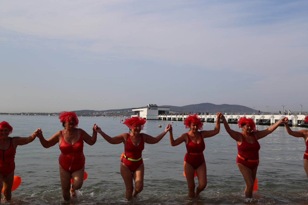 В Геленджике купаются в море в декабре — с удовольствием! В Геленджике купаются в море в декабре — с удовольствием!