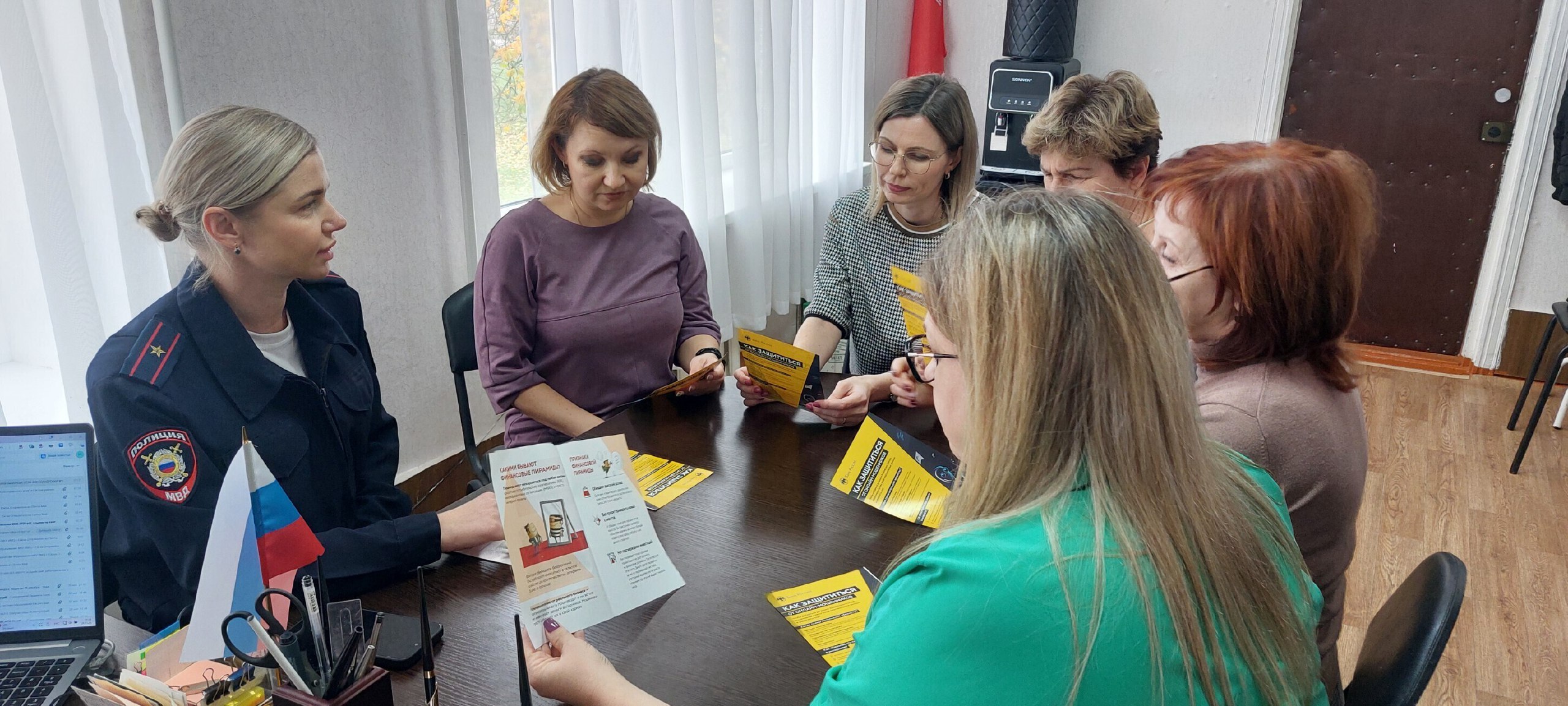 В Ейском районе полицейские провели «круглый стол» с педагогами общеобразовательной школы В Ейском районе полицейские провели «круглый стол» с педагогами общеобразовательной школы