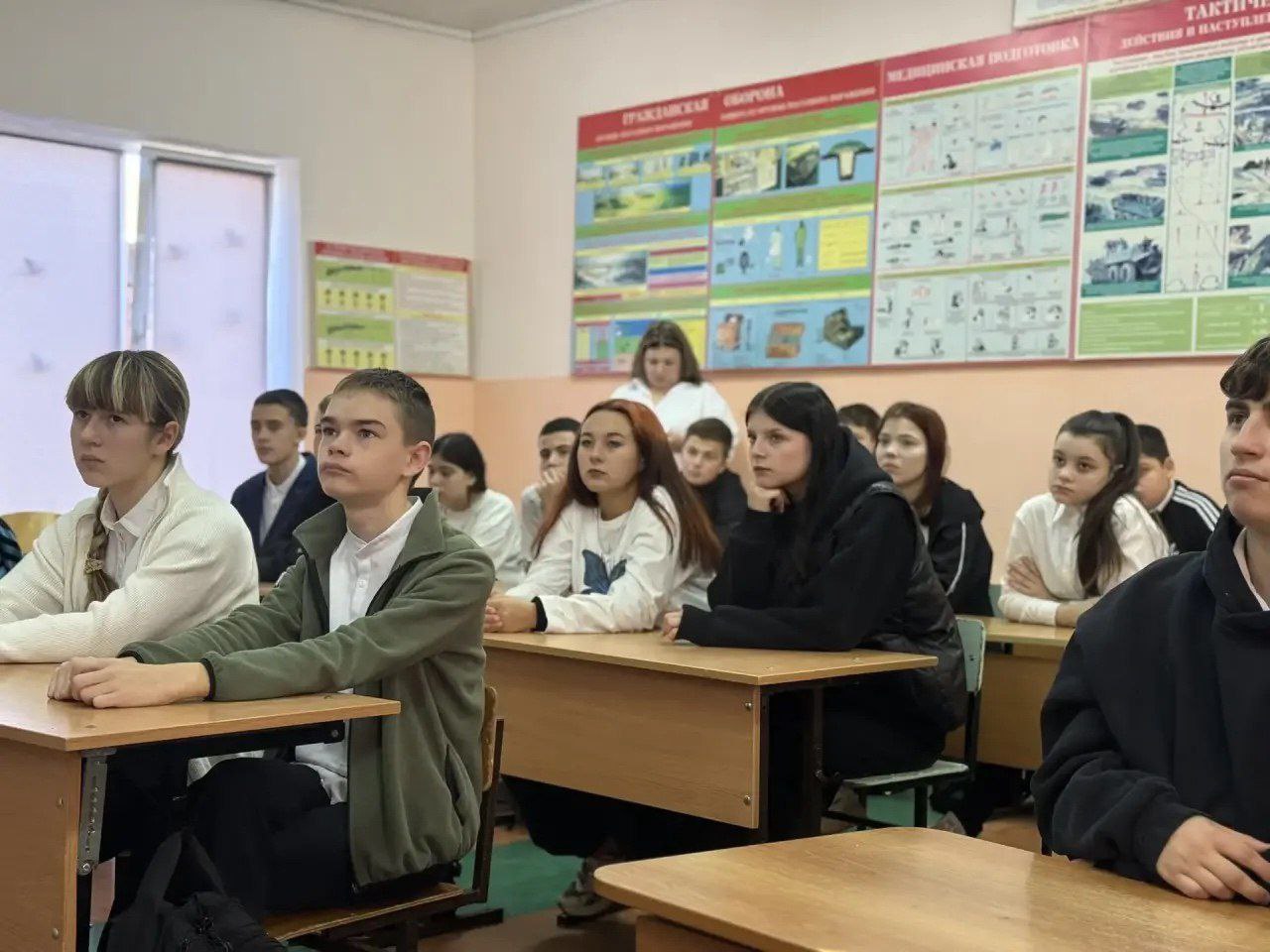 В Крымском районе сотрудники Госавтоинспекции, комиссии по делам несовершеннолетних и отдела по делам молодежи встретились со старшеклассниками школы поселка Саук-Дере В Крымском районе сотрудники Госавтоинспекции, комиссии по делам несовершеннолетних и отдела по делам молодежи встретились со старшеклассниками школы поселка Саук-Дере