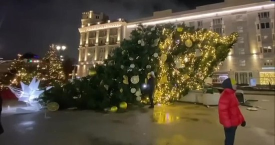 Мощный ураган накрыл Москву, МЧС предупреждает о штормовой погоде