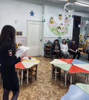 В Ленинградском районе сотрудники Госавтоинспекции принимают участие в родительских собраниях в детских садах