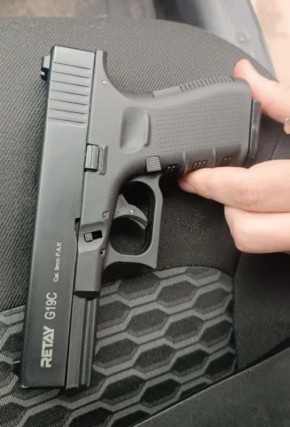 Сегодня днем в городе Белореченске пассажир автомобиля «ВАЗ», двигаясь по улице Гоголя, достал предмет конструктивно схожий с пистолетом, и произвел выстрел в воздух