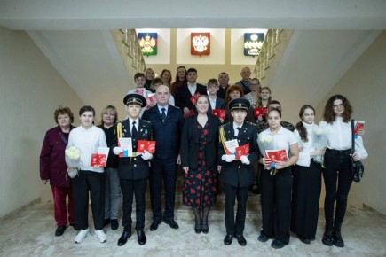 В День Конституции юные анапчане получили паспорта граждан России