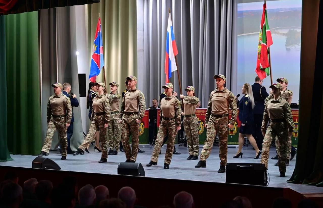 В Новороссийске почтили память героев Отечества и возложили цветы к памятнику «Пограничники всех поколений» В Новороссийске почтили память героев Отечества и возложили цветы к памятнику «Пограничники всех поколений»