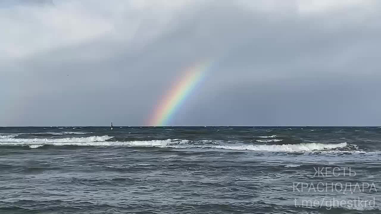 Внезапная зимняя радуга появилась над морем в Анапе после дождя