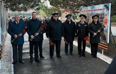 В Новороссийске почтили память героев Отечества и возложили цветы к памятнику «Пограничники всех поколений»