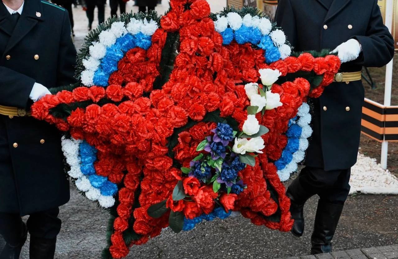 В Новороссийске почтили память героев Отечества и возложили цветы к памятнику «Пограничники всех поколений» В Новороссийске почтили память героев Отечества и возложили цветы к памятнику «Пограничники всех поколений»