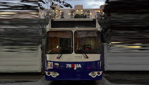 В Новороссийске поставили памятник троллейбусу и дали расписание новогоднего