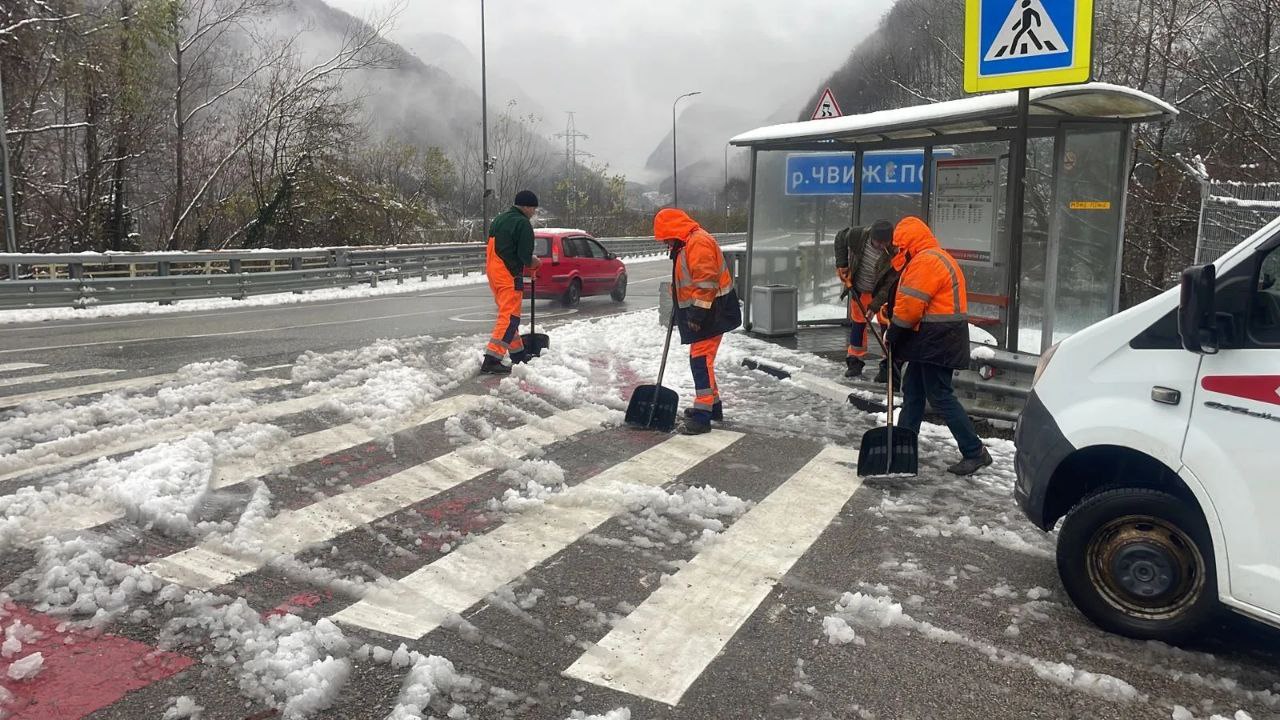 Впервые в сезоне дорожники вышли на расчистку трасс от снега в Краснодарском крае Впервые в сезоне дорожники вышли на расчистку трасс от снега в Краснодарском крае