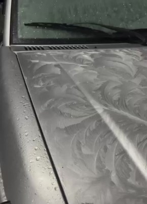 Морозный тюнинг: на машинах в Сочи появились ледяные узоры