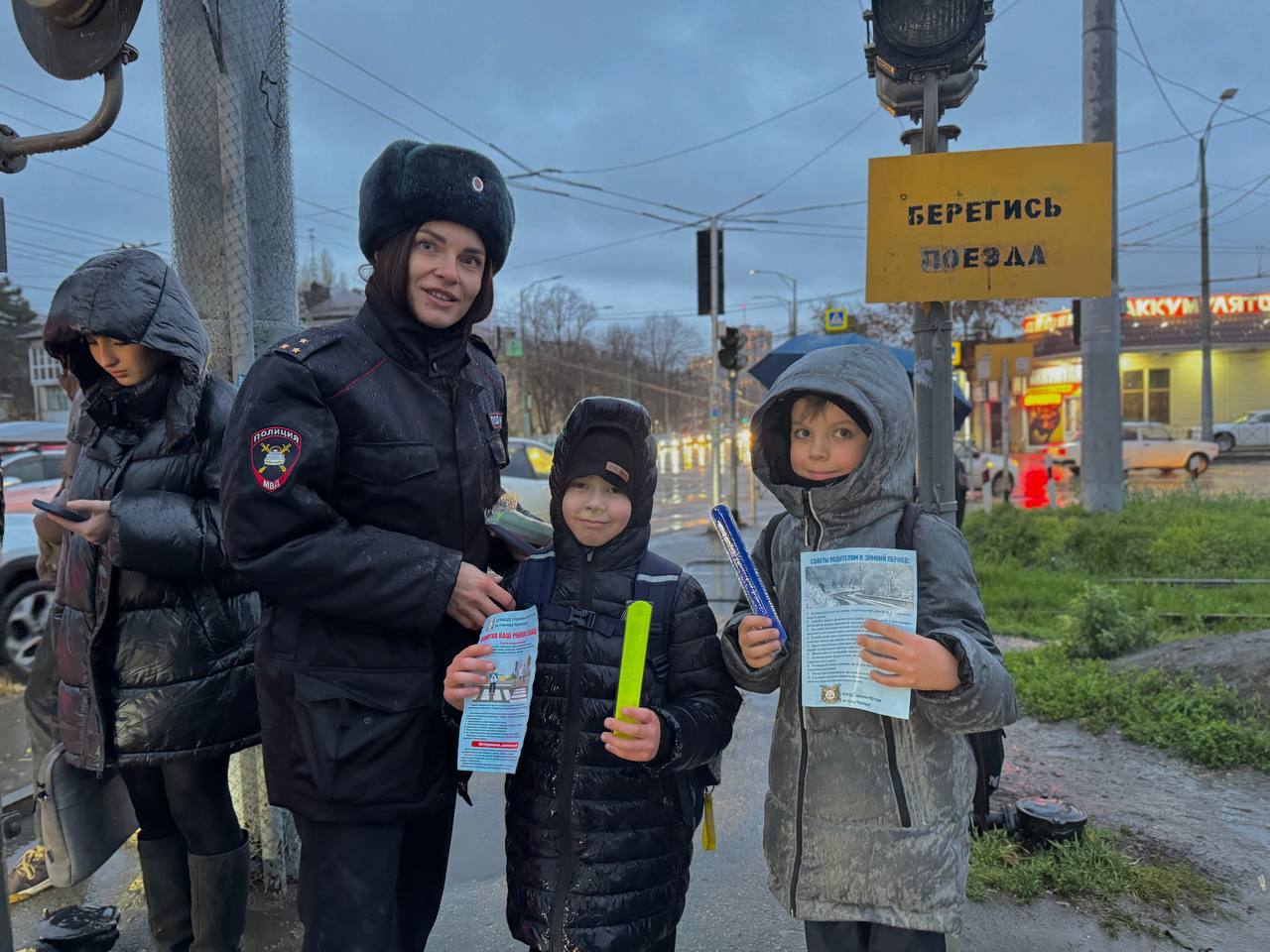 Сотрудники Госавтоинспекции организовали профилактическую акцию «Засветись» Сотрудники Госавтоинспекции организовали профилактическую акцию «Засветись»