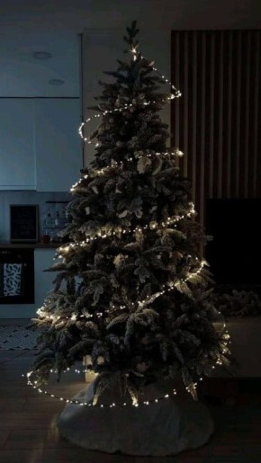 В соцсетях распространилась идея с парящей гирляндой, которая стала главным новогодним трендом