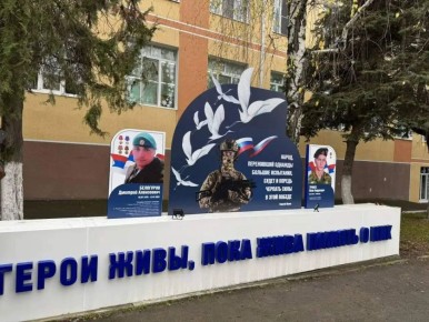 Благодаря инициативе старшеклассников школы № 24 станицы Раевской преобразился памятный комплекс «Аллея Героев «Память»