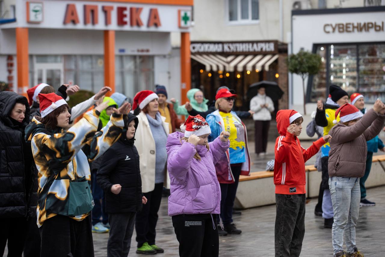 В рамках празднования Дня города на Театральной площади прошла зарядка с чемпионом В рамках празднования Дня города на Театральной площади прошла зарядка с чемпионом